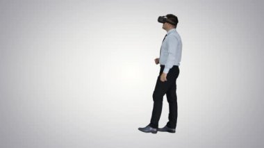 Vr gözlükli işadamı ve degrade arka plan daki sanal gerçeklik nesneleri ile etkileşim.