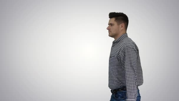 Professionele reparman concept klusjesman wandelen met Gereedschapskoffer op gradiënt achtergrond. — Stockvideo