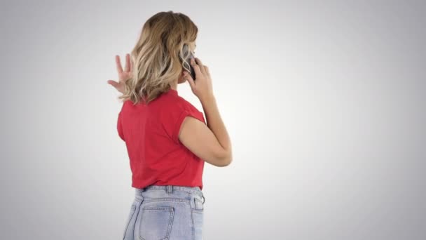 Žena mluví po telefonu na pozadí přechodu. — Stock video
