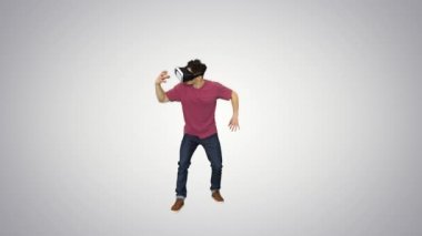 Sanal gerçeklik dünyasının gradyan arka planında sanal gerçeklik dünyasına dokunan ve etkileşen VR kulaklık kullanan hayret verici bir adam..