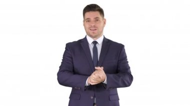 Yakışıklı işadamı kameraya bakıyor ve beyaz arka plan konuşuyor.