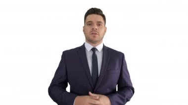 Yakışıklı işadamı beyaz arka plan üzerinde üç nokta vererek kameraya sunan.