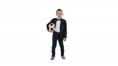 Mutlu genç okul çocuk beyaz arka plan üzerinde bir futbol tutan.