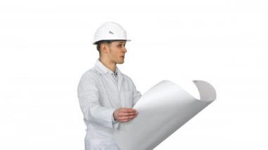 Mühendis beyaz arka plan üzerinde iyi bir ruh hali içinde bir plan ile dans.