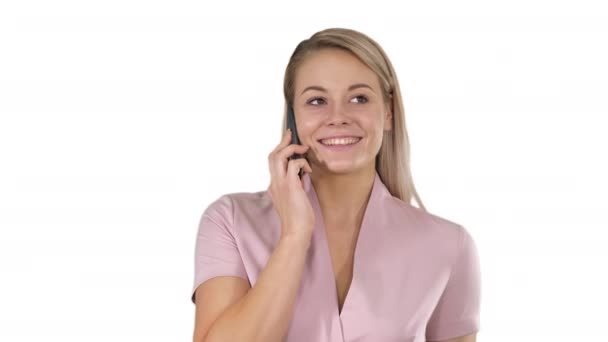 Retrato de sorrir bela jovem de perto com telefone celular no fundo branco . — Vídeo de Stock