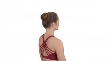 Genç kız yoga yaparken bir duraklama yapıyor O çok huzurlu ve sakin görünüyor, aynı zamanda o mutluluk ve beyaz arka plan üzerinde gülümseme hissediyor.