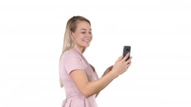 Güzel genç bir kadın beyaz arka planda selfie çekiyor..
