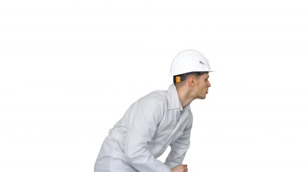 Joven obrero con casco en bata blanca disfruta bailando sobre fondo blanco . — Vídeos de Stock