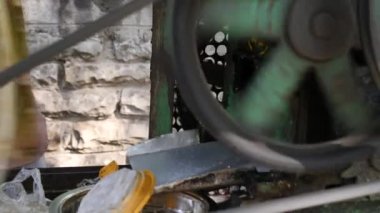 Hindistan 'daki küçük kırsal şeker fabrikasında şeker kamışından meyve suyu yapan Hintli işçiler..