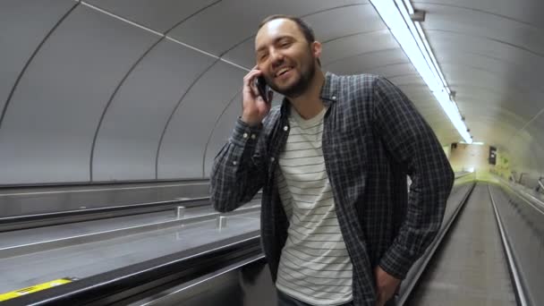 Счастливый мужчина сделал звонок на эскалаторе . — стоковое видео