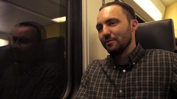 Mann spricht in U-Bahn mit jemandem. — Stockvideo
