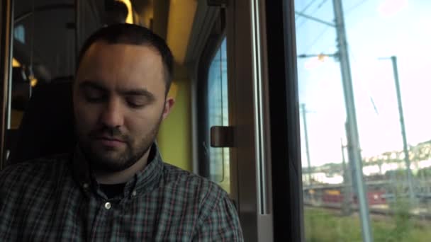 Knappe man aan het praten op mobiele telefoon in de trein. — Stockvideo