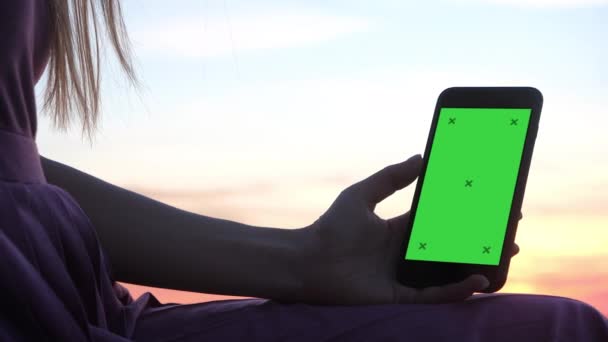 Fille regardant smartphone au coucher du soleil. — Video