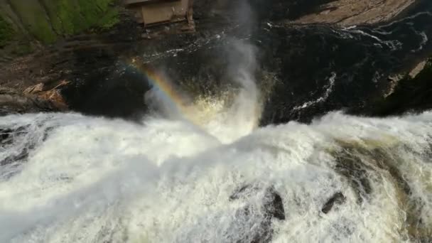 Wasserfallkante mit einem Regenbogen. — Stockvideo