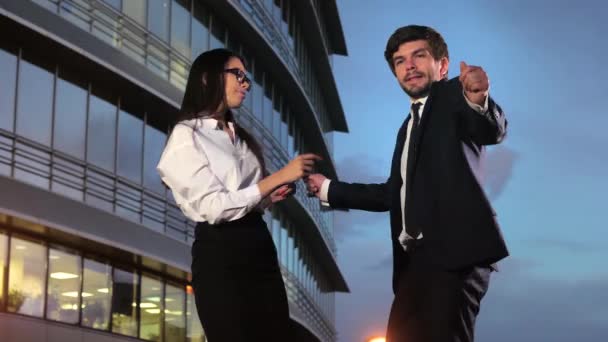 Mujeres y hombres de negocios bailando disfrutando de la música por edificio de oficinas . — Vídeos de Stock