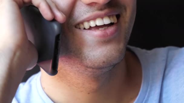 Sonrisa de un hombre hablando por teléfono. — Vídeo de stock