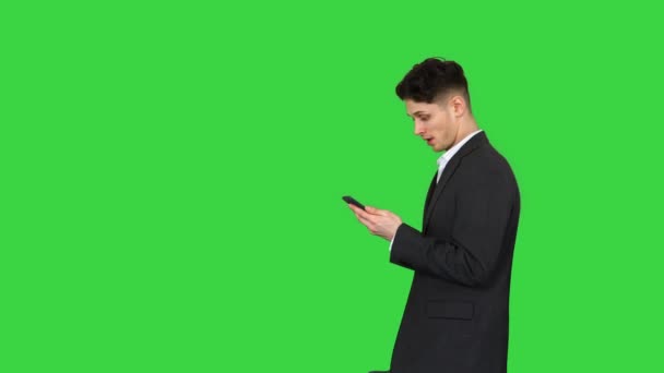 Emotionen eines erfolgreichen Geschäftsmannes nach dem Sieg Gute Nachrichten erhalten und auf einem Green Screen tanzen, Chroma Key. — Stockvideo