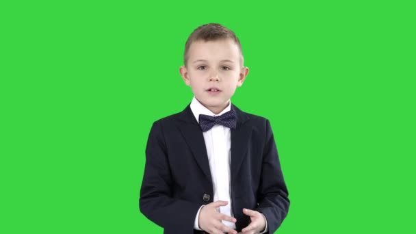 Serieuze kleine jongen die een toespraak naar de camera geeft op een groen scherm, Chroma Key. — Stockvideo