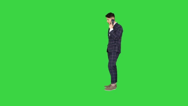 Geïnspireerd man in het formeel ontvangen van goed nieuws aan de telefoon en dansen na op een groen scherm, Chroma Key. — Stockvideo