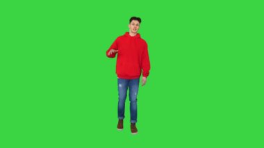 Kırmızı kapüşonlu genç beyaz dansçı yeşil ekranda kamerayla konuşuyor, Chroma Key.
