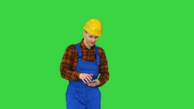 Maaşını ve dansını Yeşil Ekran 'da komik bir şekilde sayan mimar, Chroma Key.