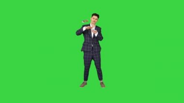 Genç mutlu işadamı dans ve Yeşil Ekran, Chroma Key para atma.