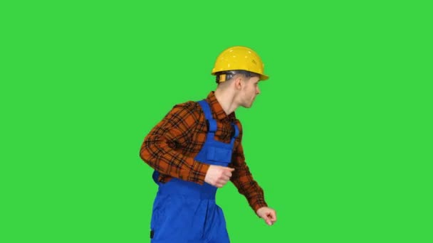 Fiatal építőmunkás kemény kalapban táncoló hip-hop egy zöld képernyőn, Chroma Key. — Stock videók