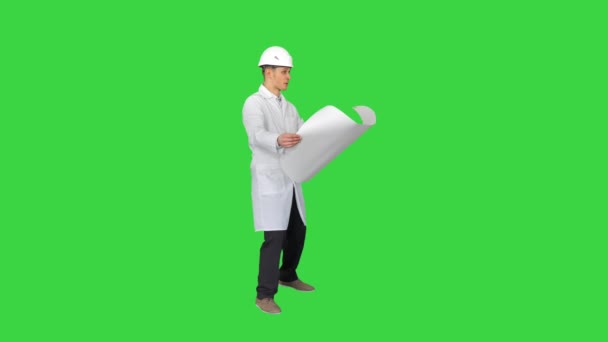 Ingeniero bailando con un plano de estar de buen humor en una pantalla verde, Chroma Key. — Vídeos de Stock