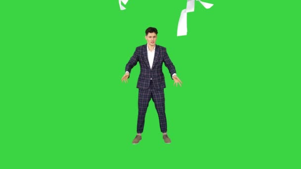 Zakenman gooien papieren in de lucht en dansen op een groen scherm, Chroma Key. — Stockvideo