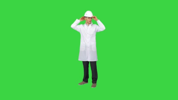 Dançando jovem engenheiro com capacete depois de trabalhar em uma tela verde, Chroma Key. — Vídeo de Stock