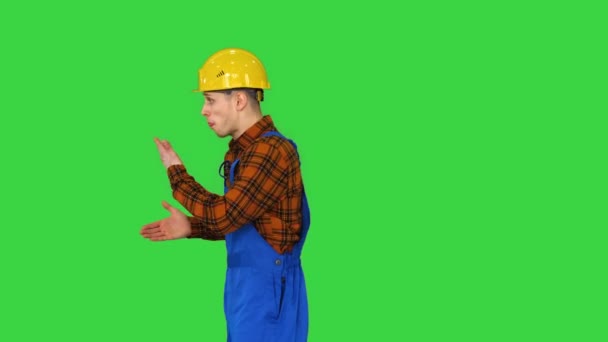Trabalhador de construção engraçado fazendo um flip e perde chapéu de segurança em uma tela verde, Chroma Key. — Vídeo de Stock