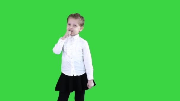 Roztomilá šťastná dívka zpívá v imaginárním mikrofonu na zelené obrazovce, klíč Chroma. — Stock video