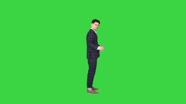 Hombre de negocios en traje hace voltereta hacia atrás y muestra el pulgar hacia arriba en una pantalla verde, Chroma Key. — Vídeos de Stock