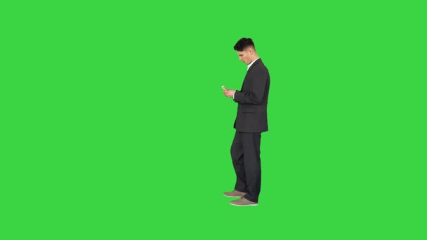 Jonge gelukkige zakenman dansen na het tellen van salaris Win dans op een groen scherm, Chroma Key. — Stockvideo