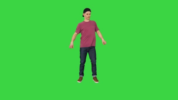 白人男性ラッパーは、緑の画面上でいくつかのスタイリッシュな光のダンスを行います,クロマキー. — ストック動画
