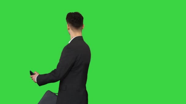 Joven hombre de negocios caminando y tomando una selfie en una pantalla verde, Chroma Key. — Vídeos de Stock