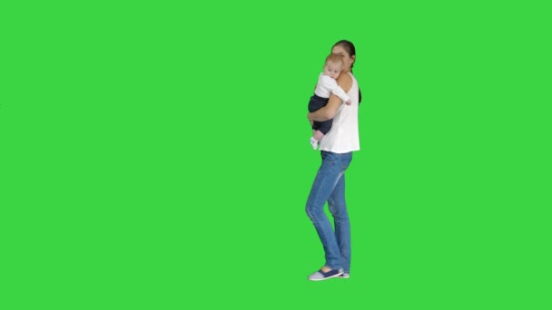 Feliz mamá y lindo niño bebé hijo agitando las manos diciendo hola a la cámara en una pantalla verde, Chroma Key . — Vídeos de Stock