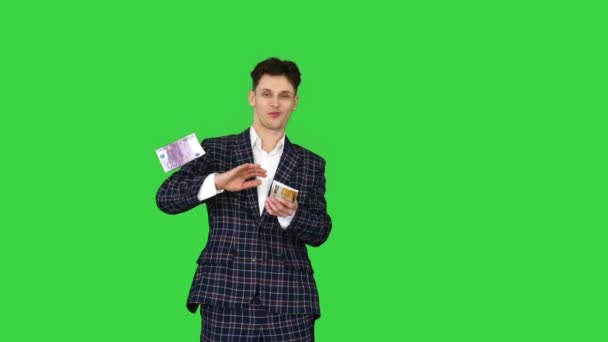 Mann im Anzug wirft Geld in die Luft auf einem Green Screen, Chroma Key. — Stockvideo