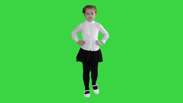 Petite fille mignonne marchant avec les mains sur les hanches sur un écran vert, Chroma Key . — Video