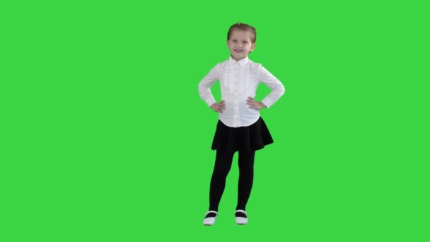 Petite fille posant dans différentes poses sur un écran vert, Chroma Key . — Video