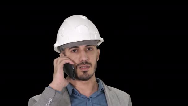 Ingenieur spricht ein Mobiltelefon Inspektion der Bauarbeiten von Kran, Alpha-Kanal — Stockvideo