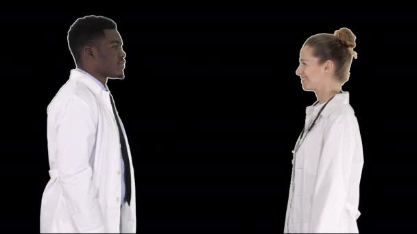 Succesvolle team van chirurgen geven hoge vijf en lachen geïsoleerd op een witte achtergrond, alfakanaal — Stockvideo