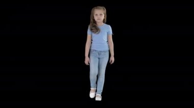 Kot pantolon ve mavi t-shirt yürüyüş küçük kız, Alpha Channel