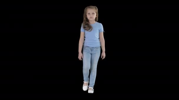 Liten flicka i jeans och blå t-shirt Walking, alfakanal — Stockvideo