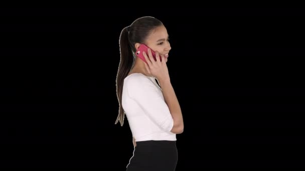Ενθουσιασμένη γυναίκα μιλάει στο κινητό τηλέφωνο με τσάντες για ψώνια, Alpha Channel — Αρχείο Βίντεο