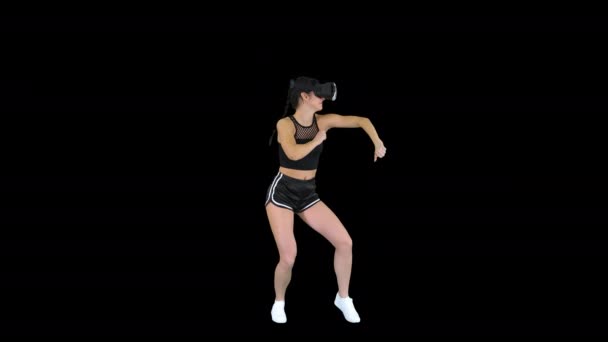 Lány játszik virtuális valóság táncoló játék tapasztalt táncos, alfa-csatorna — Stock videók