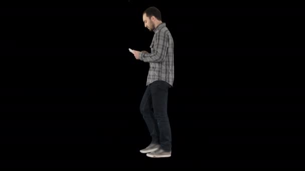 Homem sério confiante andando e trabalhando em tablet, Alpha Channel — Vídeo de Stock