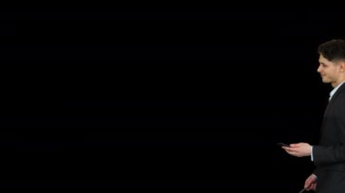 Mutlu Başarılı İşadamı Dans Telefondan Müzik Dinleme Ve Yürüyüş, Alpha Kanal