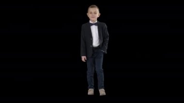 Resmi kostümlü çocuk cebinde bir el ile yürüyor, Alpha Channel