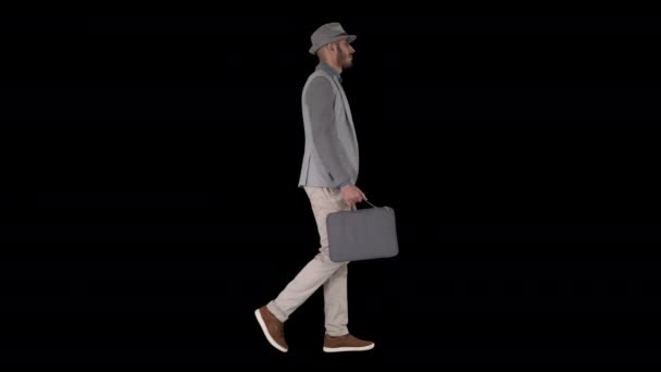 Homem em marcha casual com pasta, Canal Alfa — Vídeo de Stock